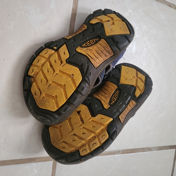 Boys Keens size 12 - Picture 3 of 3